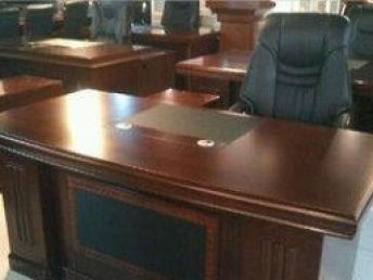 北京二手辦公家具廠 經濟實惠的老板桌、屏風工位與椅子選購指南
